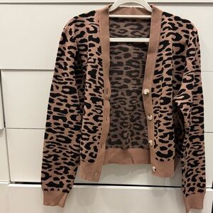 Preppy Vixen Vibe 🤩 Leopard Cardigan in Beige and Black